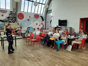 policjantka podczas prelekcji