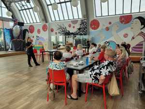 publiczność seniorów w czasie prelekcji