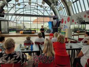 seniorzy podczas prelekcji