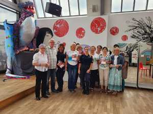 wspólna fotografia policjantek i słuchaczy prelekcji