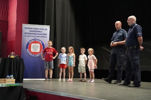 Dzielnicowi z dziećmi podczas prelekcji