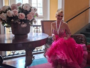 Policjantka podczas turnieju tanecznego