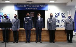 Komendant, Wojewoda, Naczelnik Wydziału  Techniki Operacyjnej, Dowódca OPP oraz dwóch odchodzących policjantów