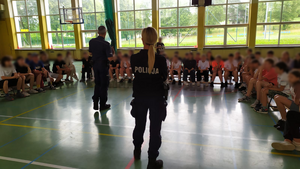 Policjanci oraz uczestnicy półkolonii biorący udział w prelekcji