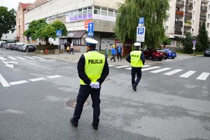 Policjanci zabezpieczają skrzyżowanie