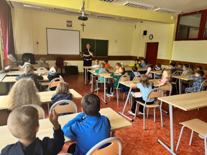 policjant podczas prelekcji prowadzonej dla dzieci