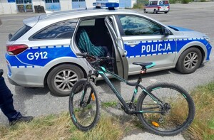 radiowoz z odzyskanym rowerem