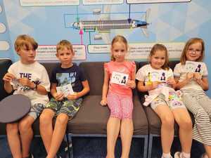 dzieci prezentują odciski palców