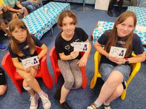 dziewczynki z odciskami palców