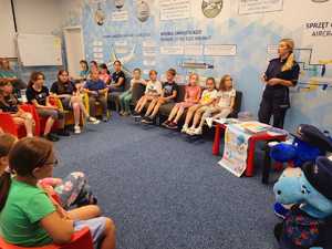 policjantka na prelekcji z dziecmi