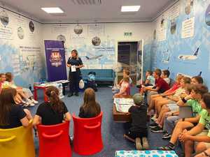 policjantka na prelekcji z dziećmi