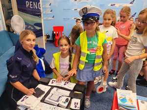 policjantka wykonuje odciski palców dzieciom