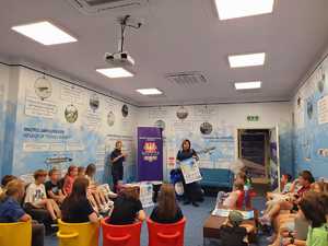 policjantki na prelekcji z dzećmi