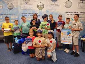 zdjęcie dzieci z policjantkami