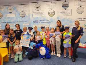 zdjęcie pamiątkowe dzieci z policjantkami