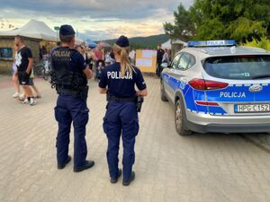 Patrol przed wejściem na impreze masową