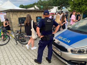 Policjant podczas kontroli ruchu pieszego