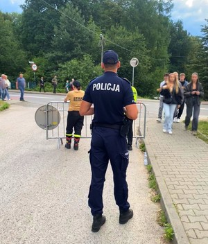 Policjant zabezpiecza ulice