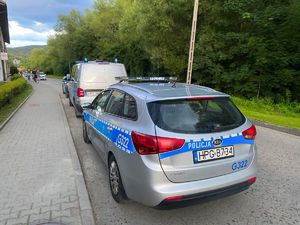radiowozy przez budynkiem