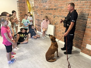 dzieci słuchają przewodnika psa