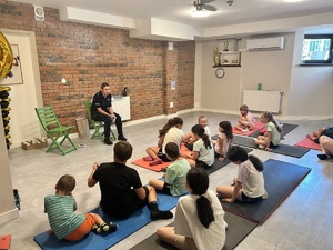 policjantka prowadzi prelekcję dla dzieci