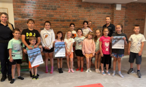 wspólne zdjęcie policjantek i uczestników półkolonii