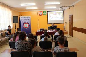 dzielnicowy z pracownikiem SANEPID podczas prelekcji