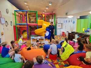 policjkantka podczas prelekcji na półkolonii