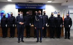 Komendant i Wojewoda pozują z nowo przyjętymi policjantami