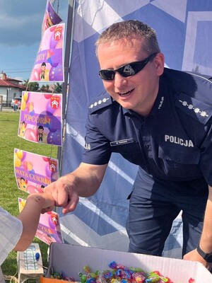 policjant witający się z osobą ukrytą za kadrem