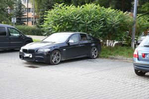 Na zdjęciu czarny samochód osobowy z wybitą szybą