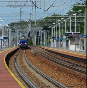 Zdjęcie poglądowe, pociąg jadący po torach kolejowych