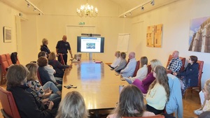 policjanci prowadzący prelekcję dla pracowników Wawelu