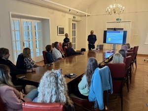 prezentacja przedstawiona przez policjantów o bezpieczeństwie na drogach