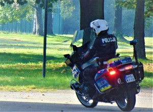 KPP Oświęcim. Policjant na motocyklu.