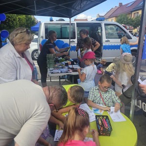 Dzieci i rodzice rozwiązujący krzyżówki