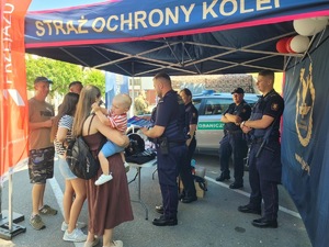 Dzieci i rodzice przy stoisku