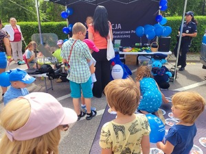 Dzieci stojące przy stoisku Policji