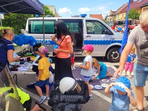 Dzieci z mamami przy stoisku Policji