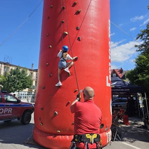 Dziewczyna wspinająca się na ściance gopru