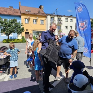 Policjant prezentuje ojcu strój policjanta