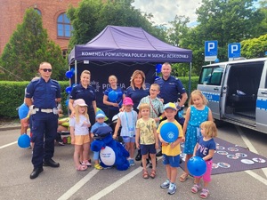 Pamiątkowe zdjęcie policjantek i policjantów z dziećmi