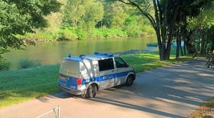 Radiowóz na  miejskich Bulwarach w Oświęcimiu