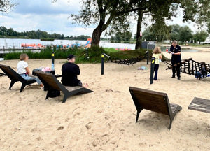 policjantka podczas działań na plaży Przylasku Rusieckiego