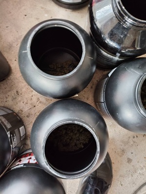 plastikowe pojemniki po suplementach diety dla sportowców z marihuaną