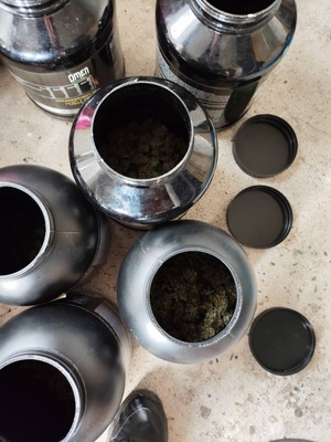 plastikowe pojemniki po suplementach diety dla sportowców z marihuaną z innej persperktywy