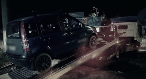 Samochód osobowy na lawecie