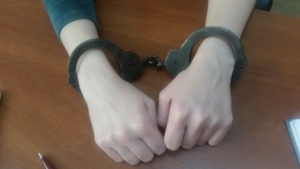 KPP Oświęcim. Zatrzymana ręce w kajdankach