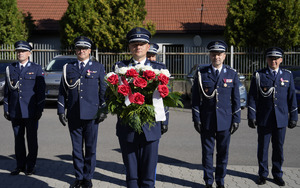 sześcioosobowa delegacja z kwiatami
