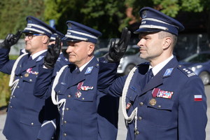 komendanci wojewódcy oddają honor przed krzyżem